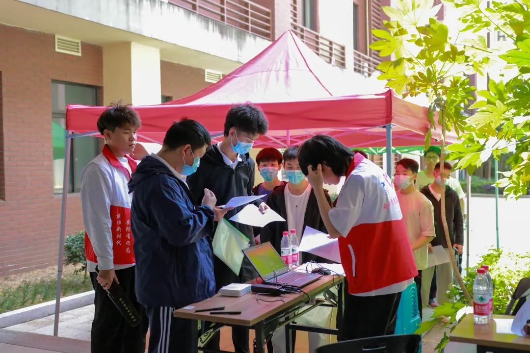 考生有序排队报到1.jpg