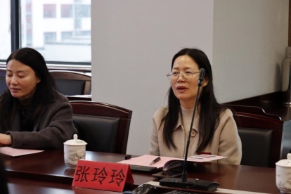 人坐在桌子前&#xA;&#xA;AI 生成的内容可能不正确。