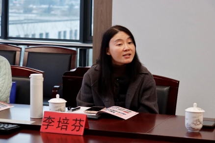 穿黑色衣服的女人在桌子前&#xA;&#xA;AI 生成的内容可能不正确。