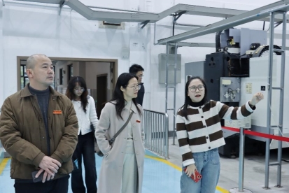 人们站在一起&#xA;&#xA;AI 生成的内容可能不正确。