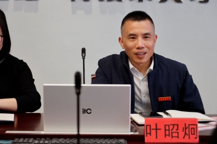桌子上放着笔记本电脑前的人们&#xA;&#xA;AI 生成的内容可能不正确。