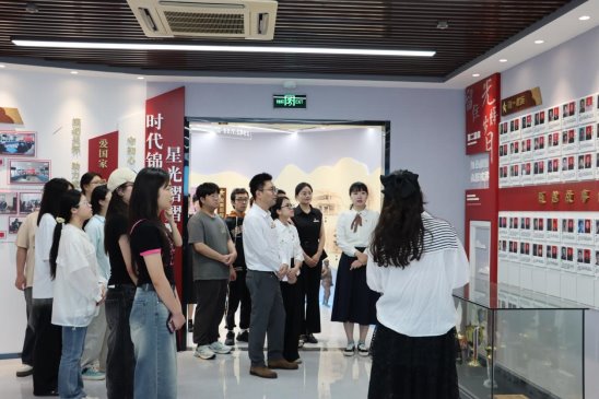 参观红色展馆