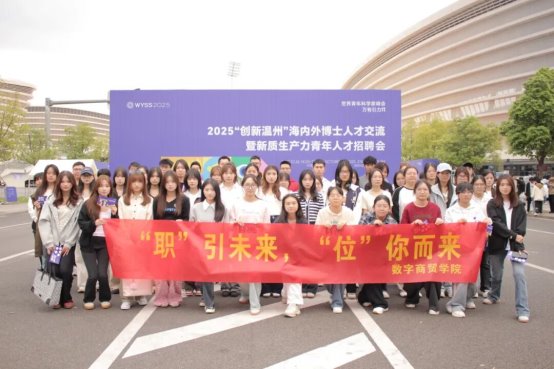 人们在看台上的人在街道上游行&#xA;&#xA;AI 生成的内容可能不正确。