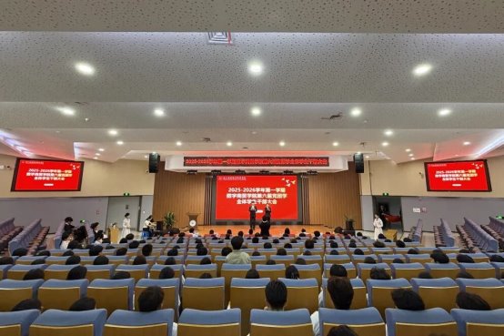 图片包含 天花板, 室内, 椅子, 桌子

AI 生成的内容可能不正确。